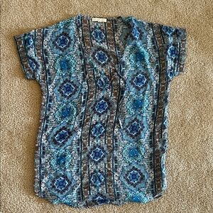 Francesca's Collections Blue and White Geometric Blouse